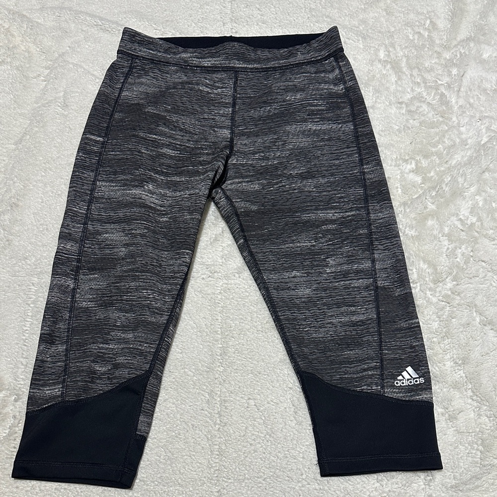 Adidas | size medium | cropped leggings